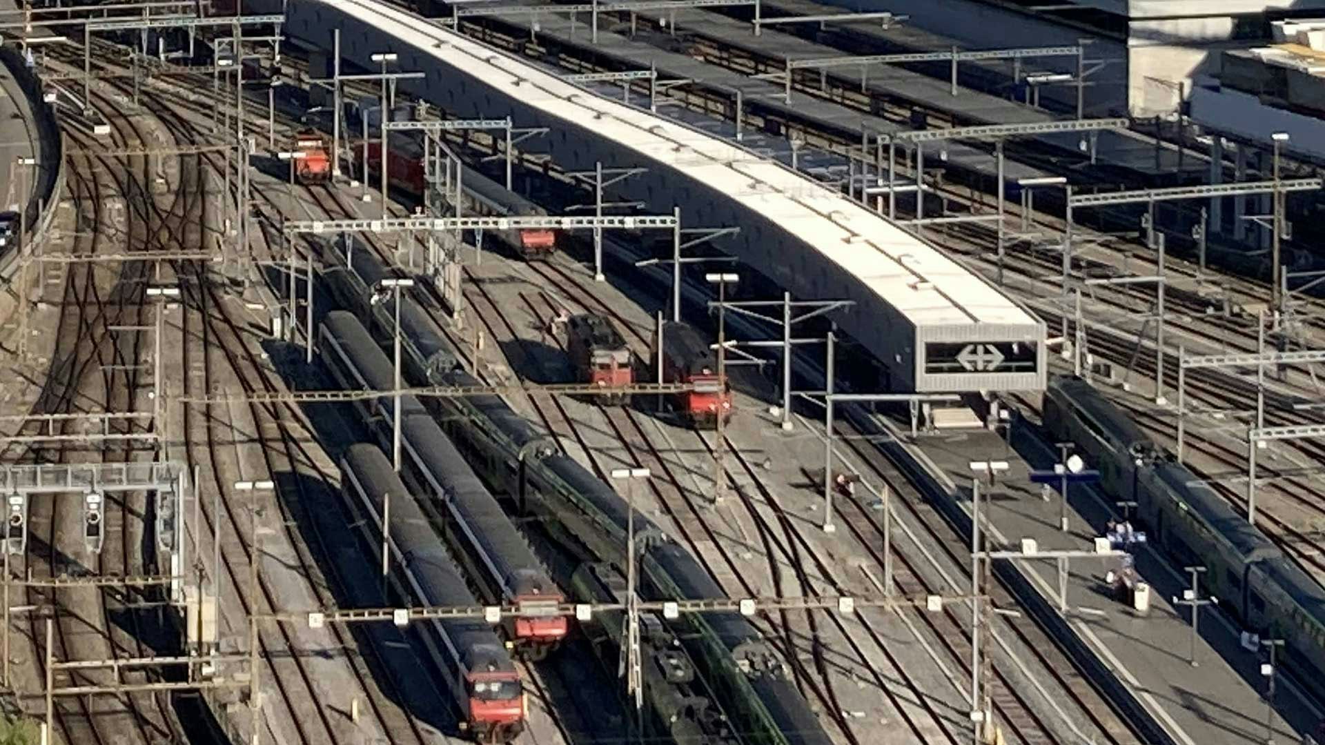 Vogelperspektive auf Welle und Gleise im Westteil des Bahnhofs Bern.