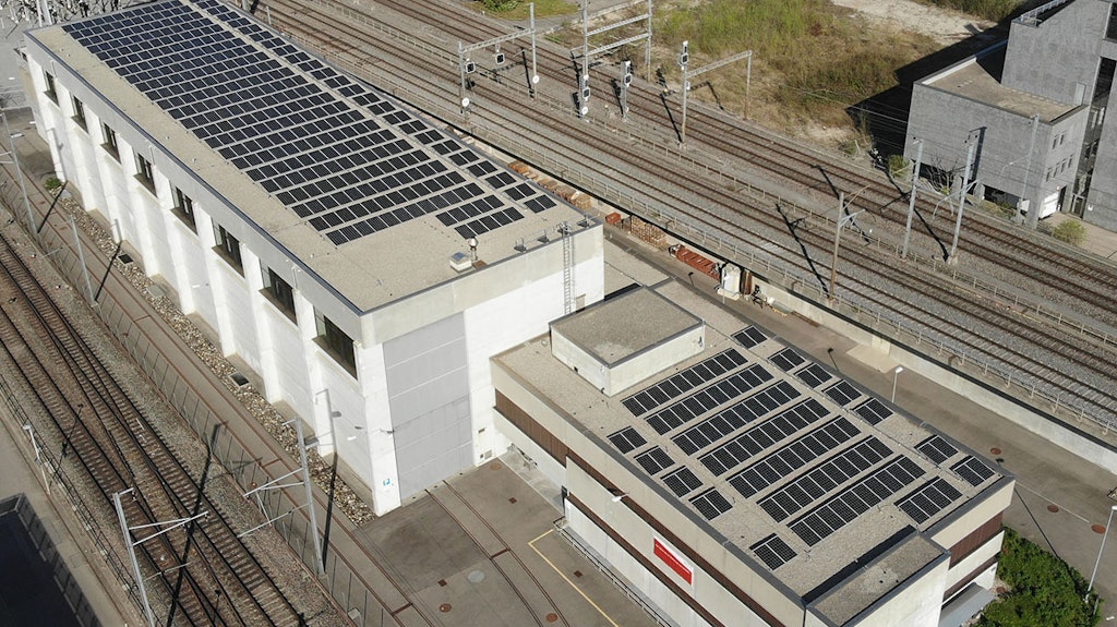 Une installation photovoltaïque sur un bâtiment d'entretien