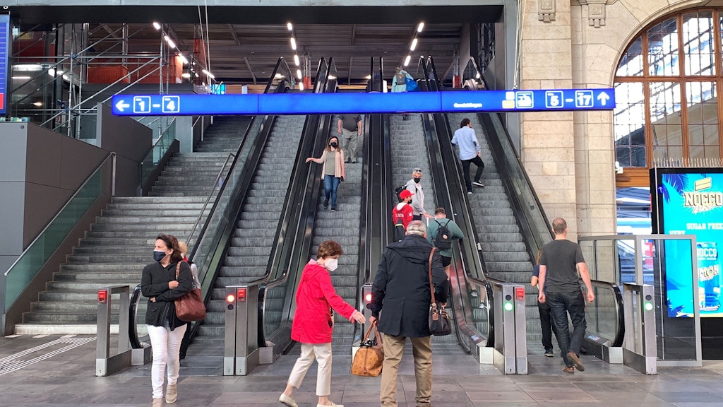 Gare et voyageurs masqués durant la pandémie de COVID-19