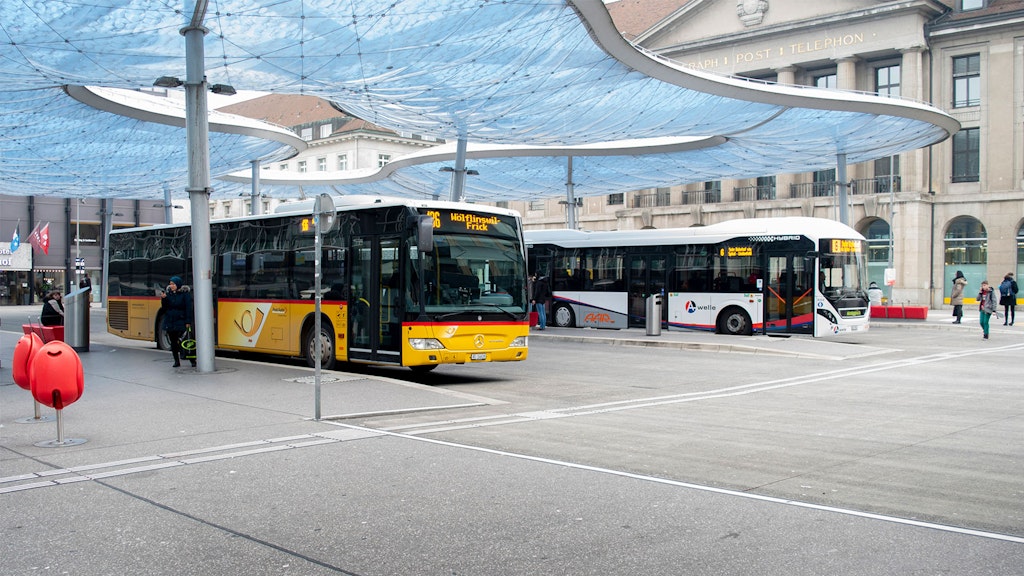 Ein Postauto und ein Bus stehen bereit im Busbahnhof Aarau.