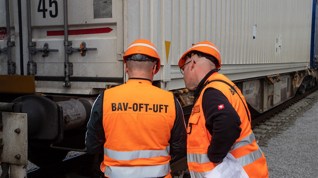 Une collaboratrice et un collaborateur de l’OFT contrôle des trains de marchandises.