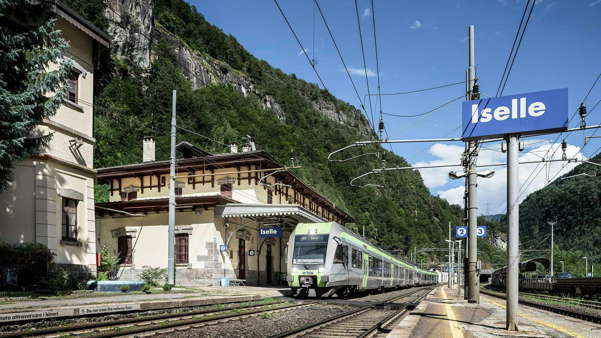 Ein Zug der BLS in Iselle