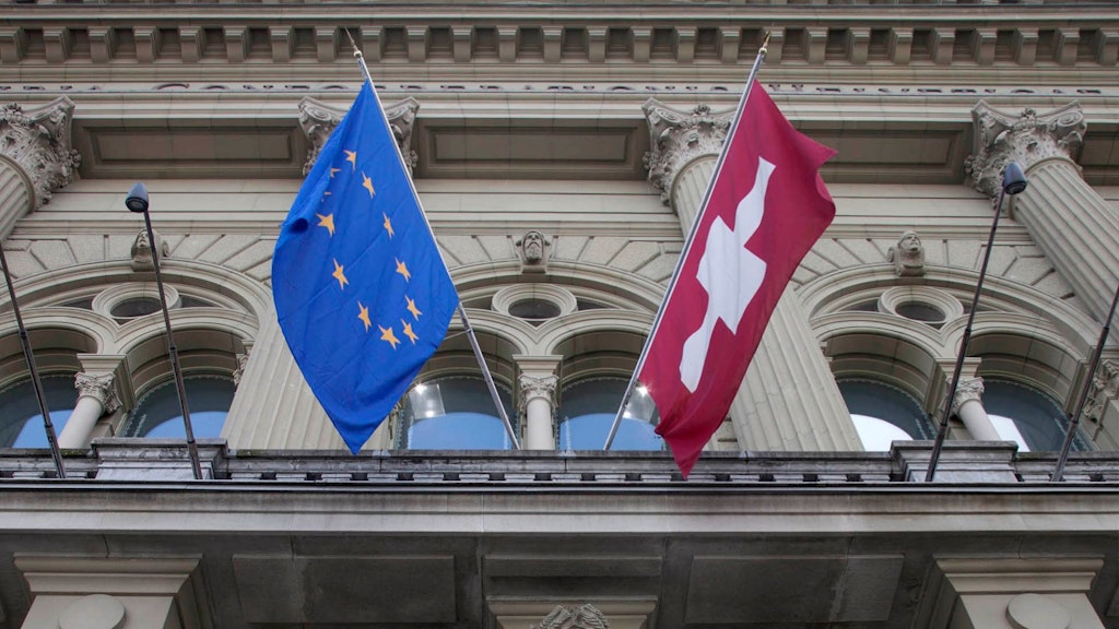 Façade du Palais fédéral avec les drapeaux de la Suisse et de l'UE.