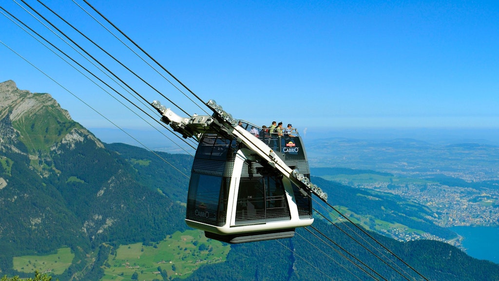 La gondola della funivia CabriO verso lo Stanserhorn