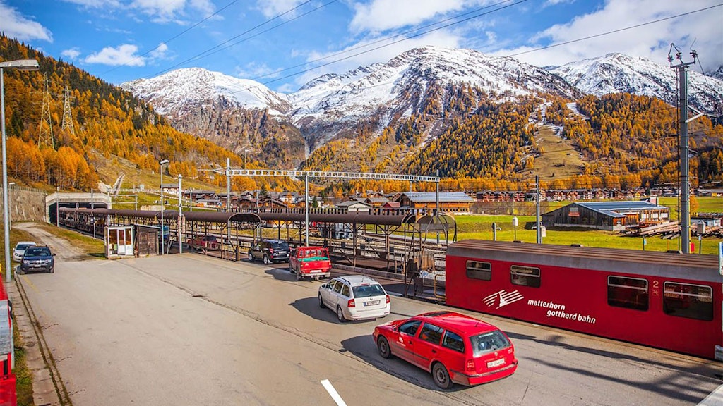 Des voitures empruntent la rampe d’accès au point de chargement des automobiles à Oberwald.