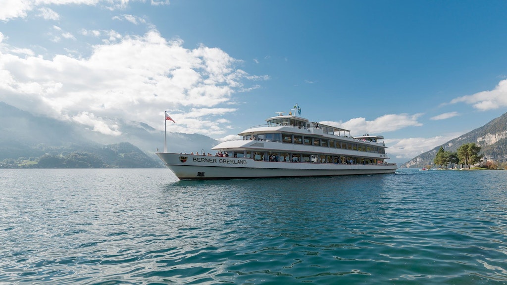 Il battello passeggeri a tre piani «Berner Oberland» sul lago di Thun