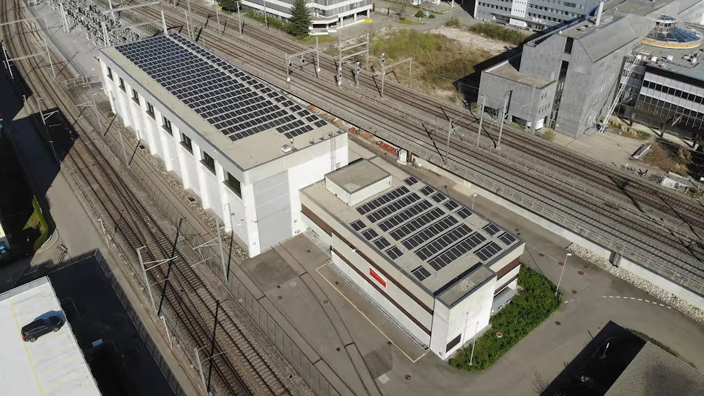 Eine Photovoltaikanlage auf einem Unterhaltsgebäude