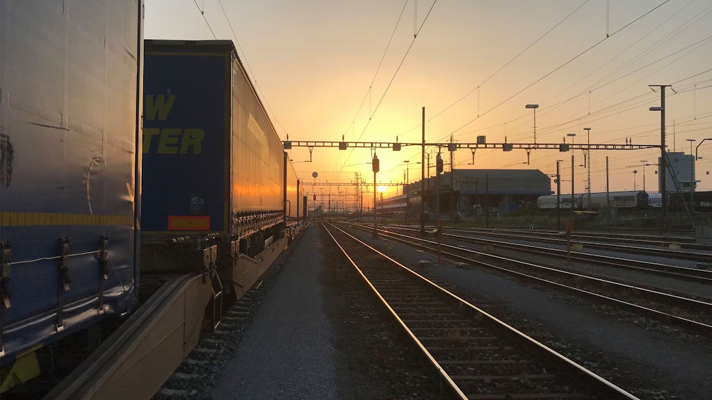 Ein Güterzug bei untergehender Sonne.