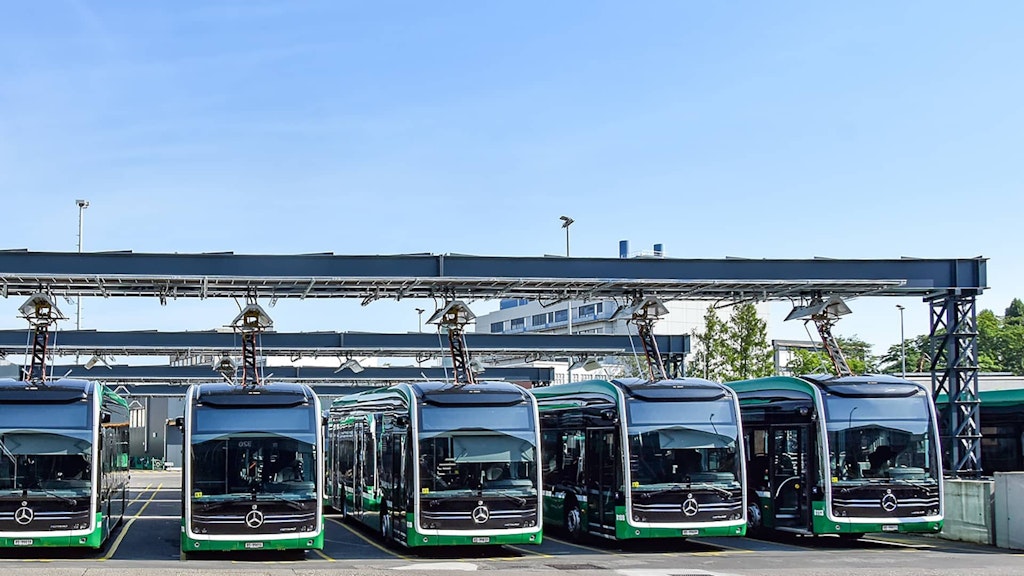 Diversi autobus elettrici dei trasporti pubblici di Basilea BVB in fase di ricarica