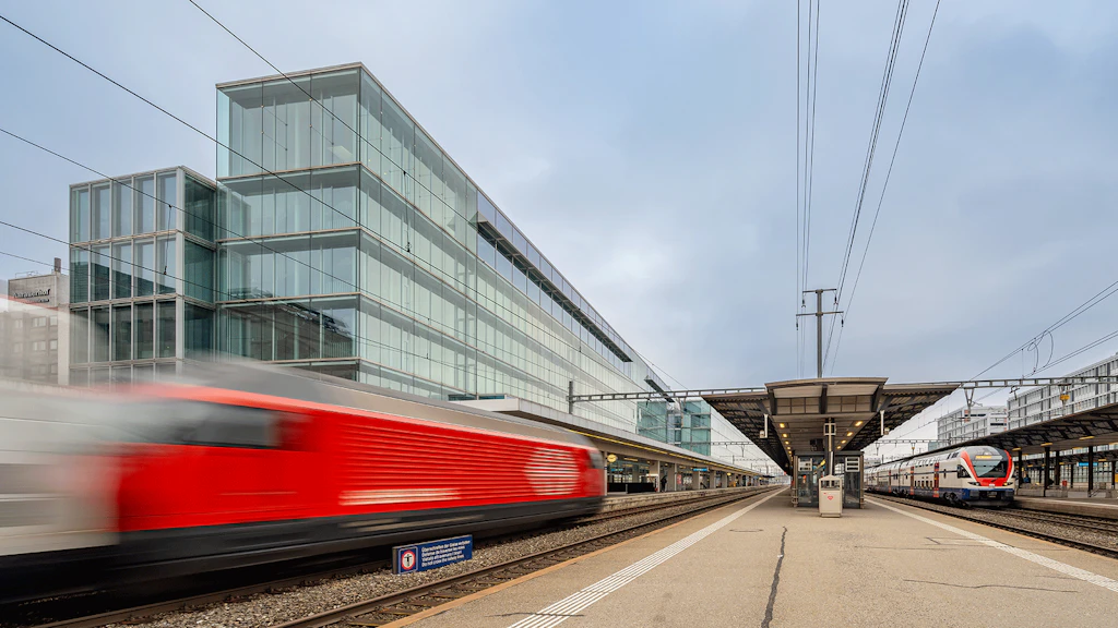 Lokomotive beim Einfahren in den Bahnhof Aarau