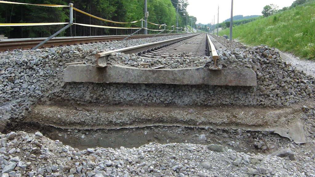 Unter der Eisenbahn-Fahrbahn befinden sich verschiedene Schichten des Unterbaus.