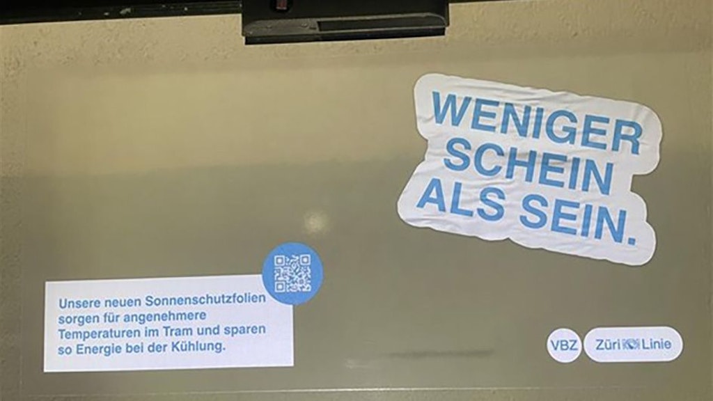 Aufkleber in einem Zürcher Tram, der den Zweck der Folien an den Fenstern erklärt
