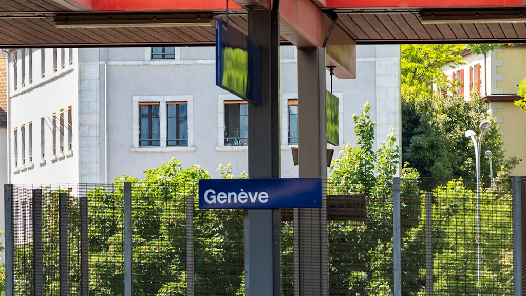 Ein Perron im Bahnhof Genf