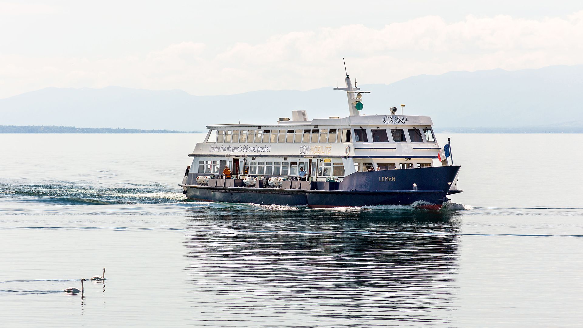 Das zweistöckige Passagierschiff «Léman» fährt zwischen Lausanne und Evian über den Genfersee.