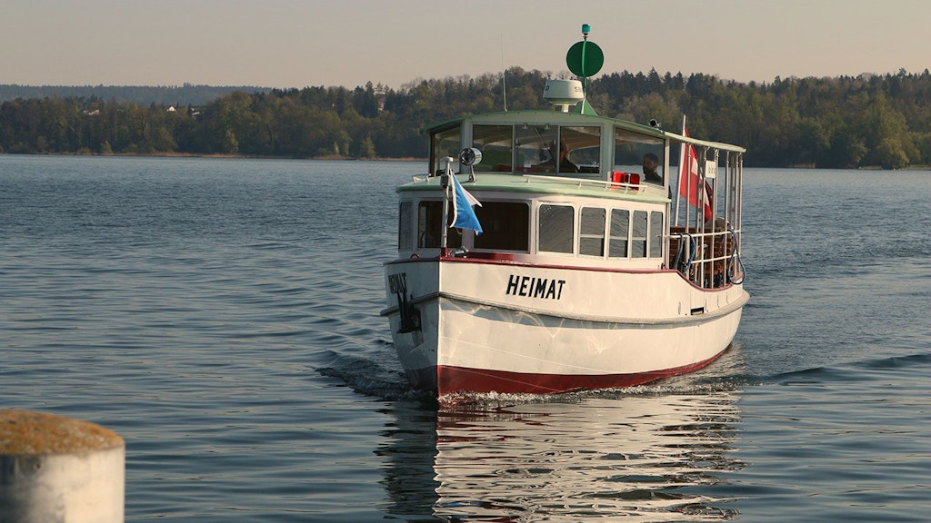 Die E-MS Heimat auf dem Greifensee nähert sich dem Steg
