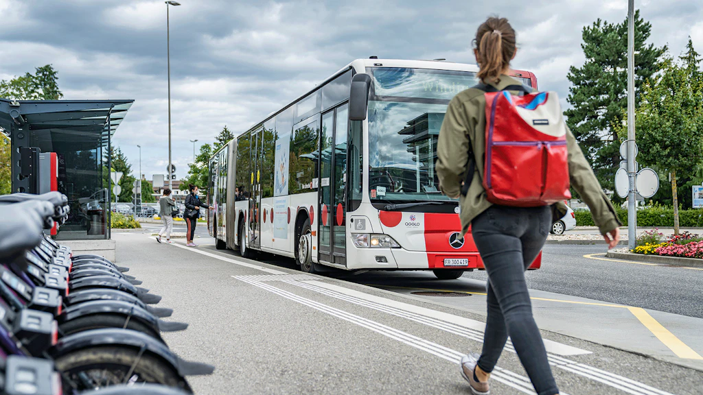 Eine Passagierin nähert sich einem Bus der TPF.