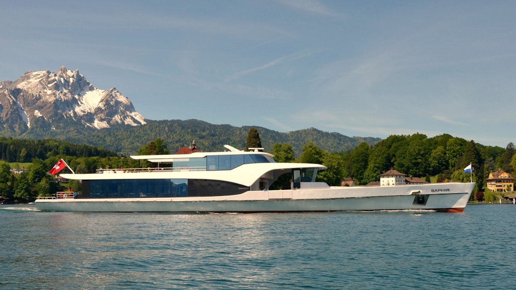 Ein Schiff auf dem See mit einem Berg im Hintergrund