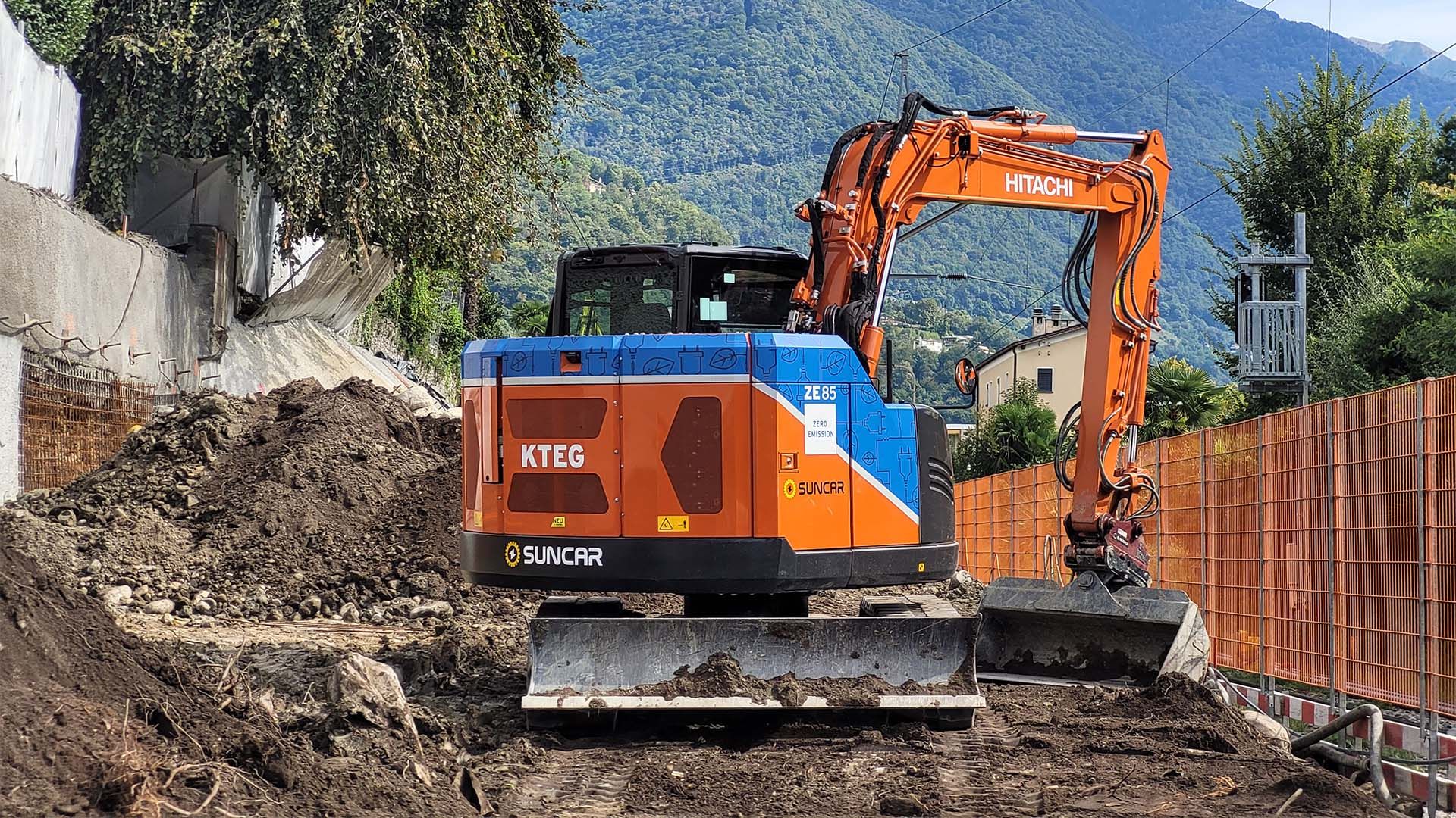 Ein Bagger auf einer Bahn-Baustelle