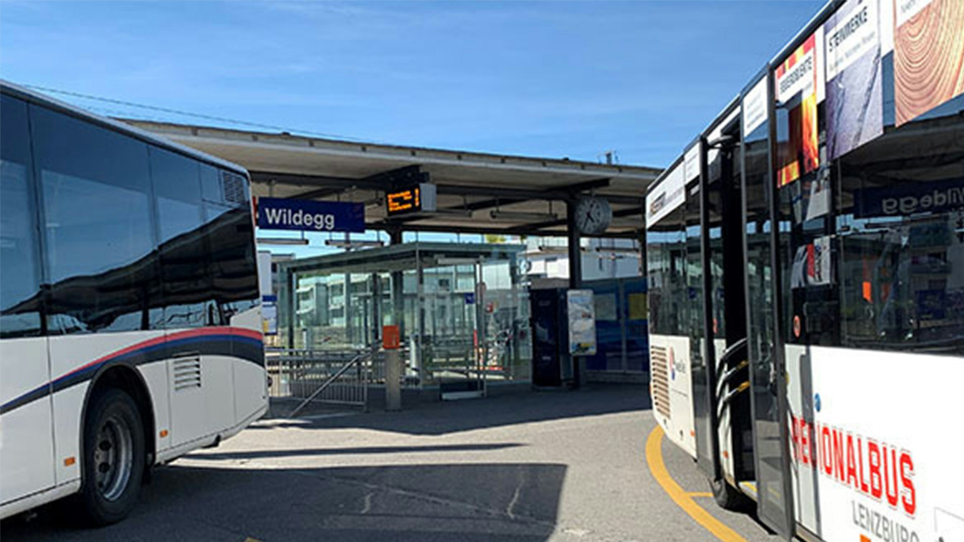 Zwei Regionalbusse stehen an der Haltestelle Wildegg.
