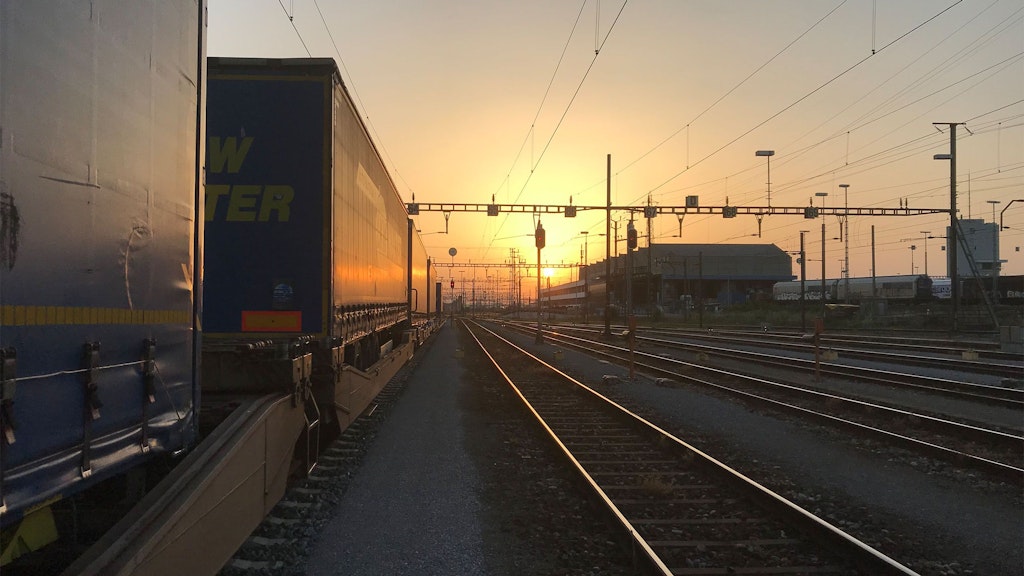 Ein Güterzug bei untergehender Sonne.