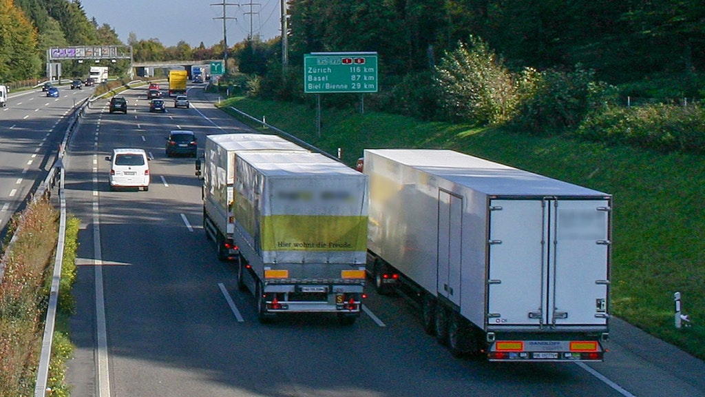 Zwei Lastwagen auf der Autobahn