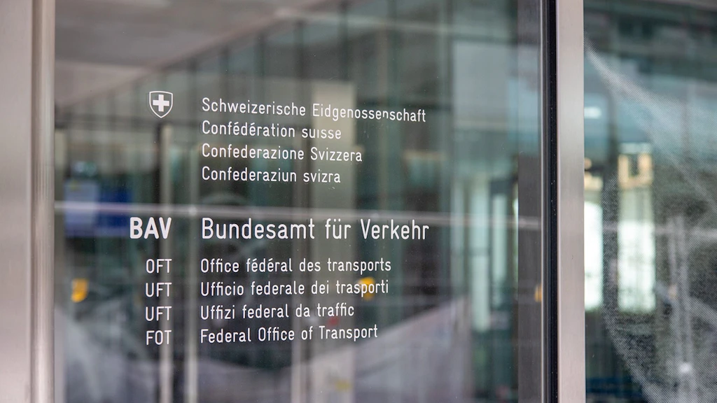 Eine Glastüre mit dem Schriftzug des Bundesamtes für Verkehr BAV.