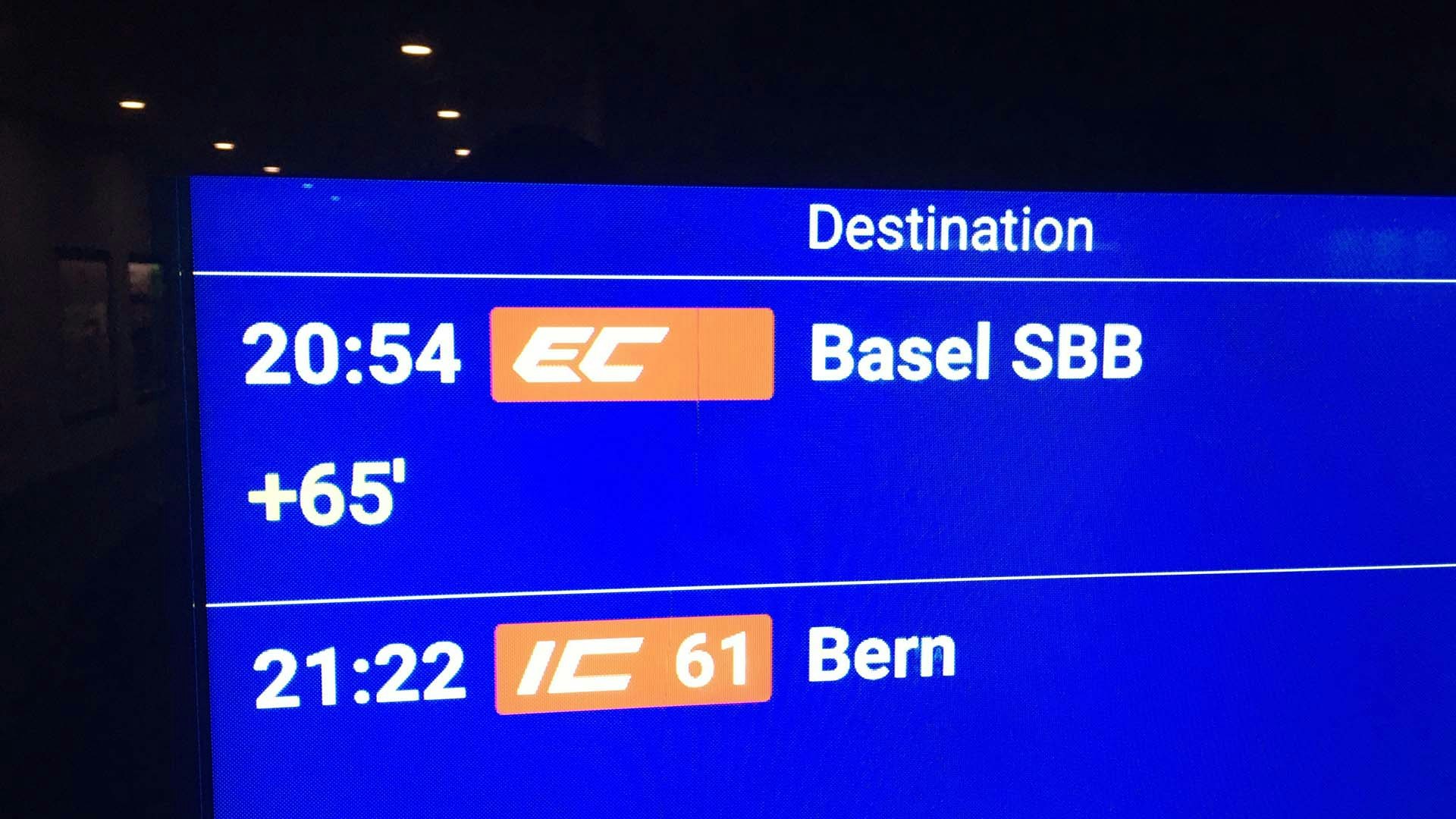 Eine Anzeige an einem SBB-Bahnhof zeigt eine Zug-Verspätung an.