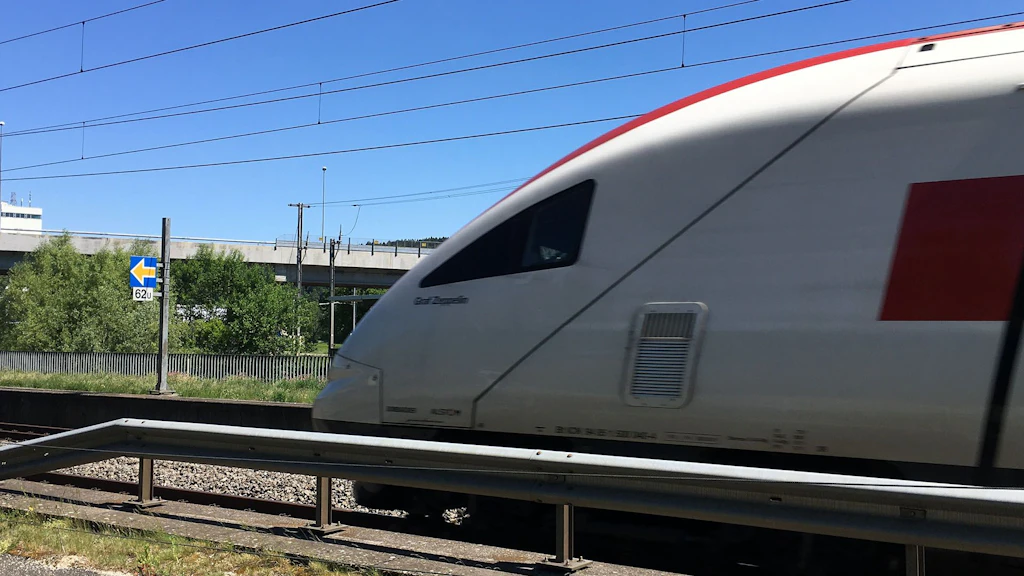 Ein ICN passiert ein ETCS-Signal mit gelbem Pfeil auf blauem Grund