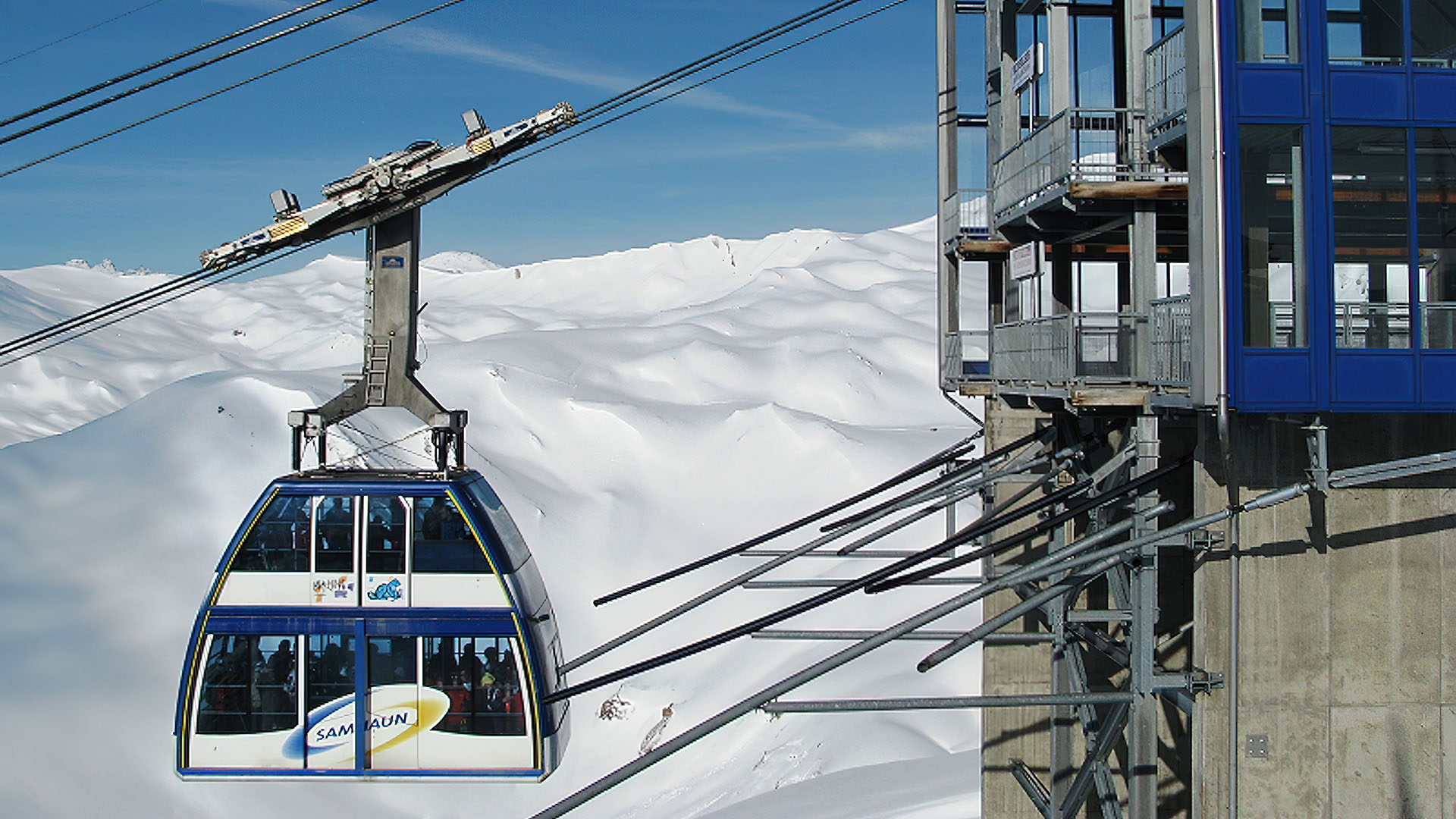Eine Seilbahn fährt in die Bergstation ein.