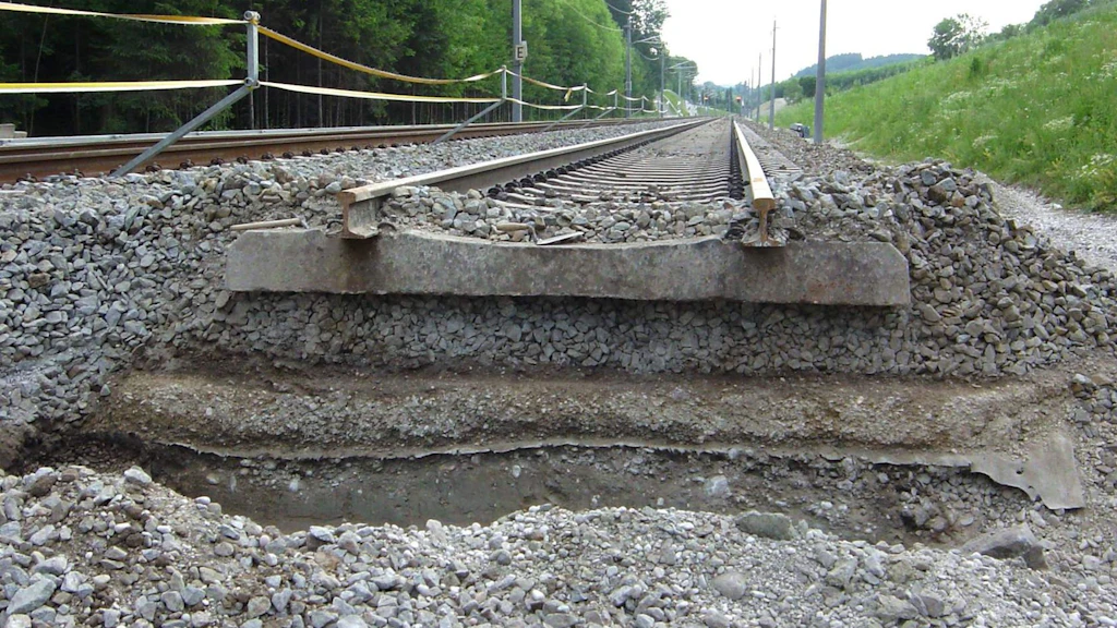 Unter der Eisenbahn-Fahrbahn befinden sich verschiedene Schichten des Unterbaus.