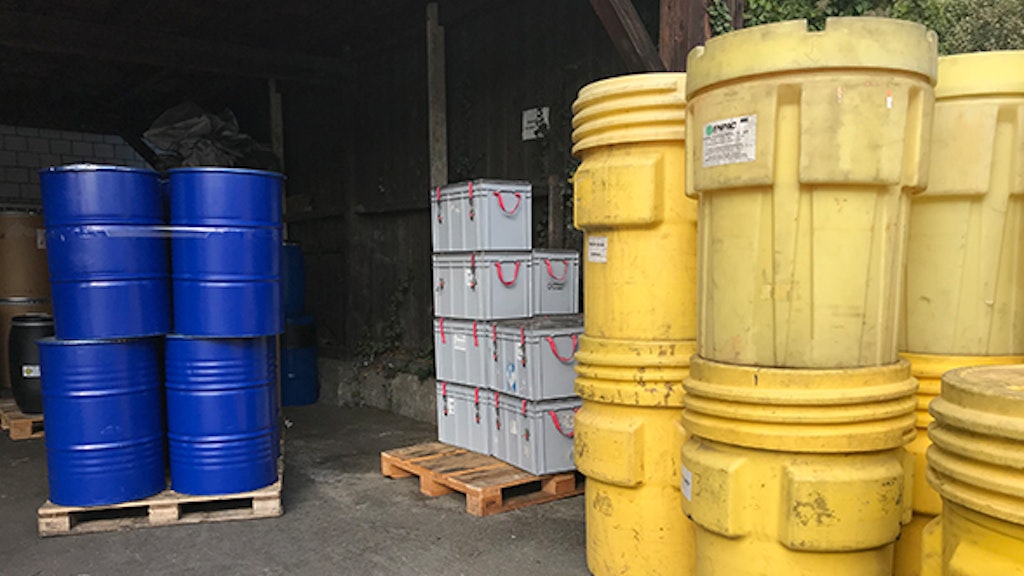 Verschiedene Verpackungen für den Transport gefährlicher Güter.