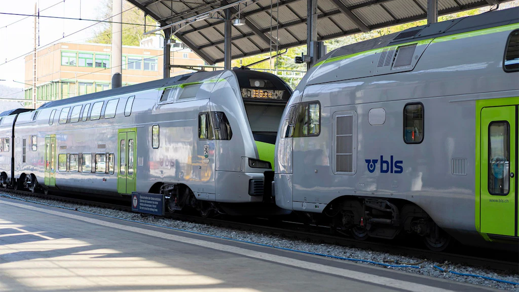 Ein BLS Zug im Bahnhof Olten