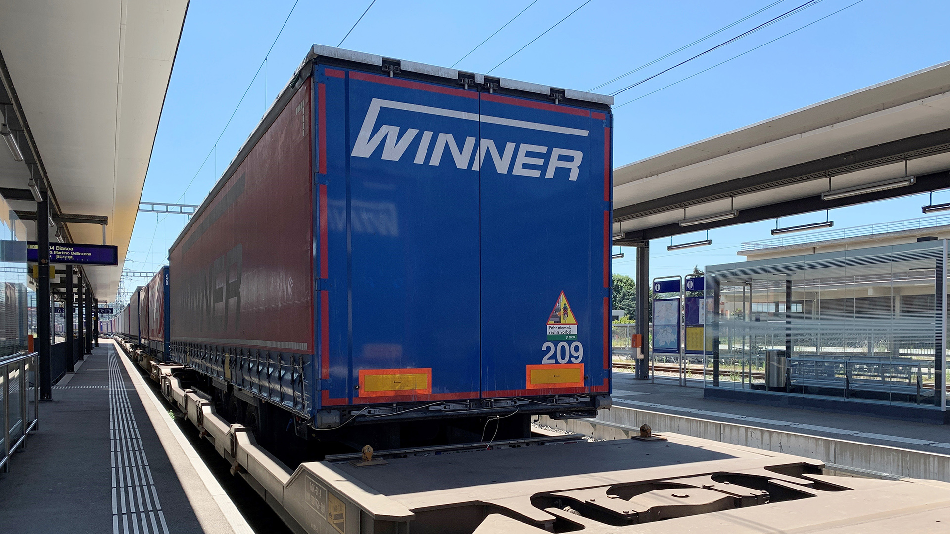 A train carrying semi-trailers et the Mendrisio train station.