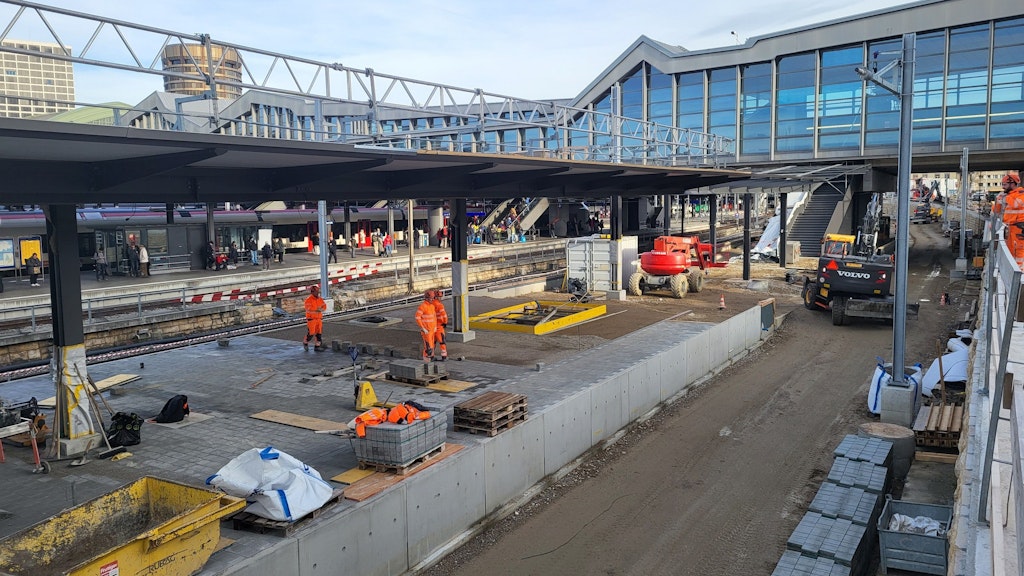 Construction machinery at the west end of Basel station.