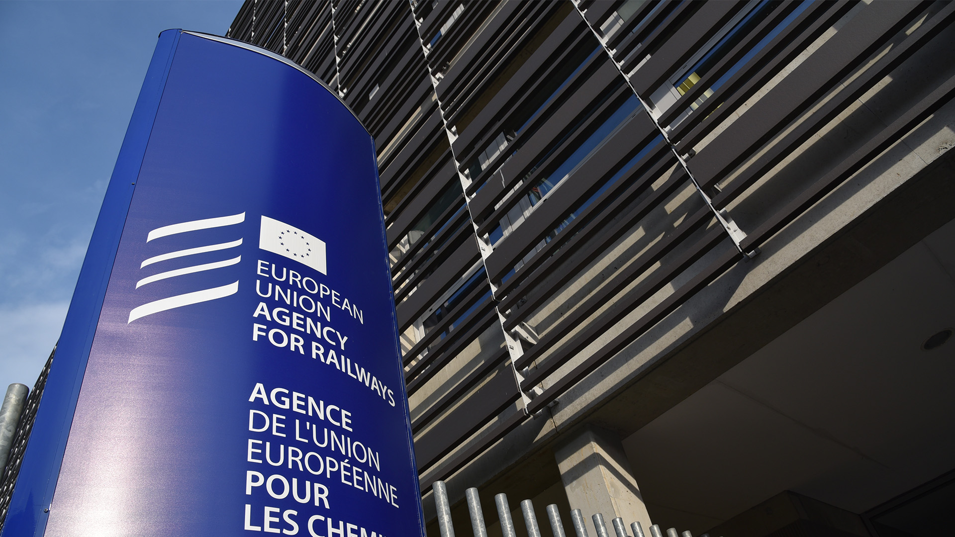 Panneau indiquant « Agence de l’Union européenne pour les chemins de fer » à l’entrée du bâtiment de l’agence.