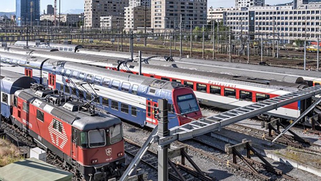 Divers trains parqués qui doivent être préparés pour l’exploitation.