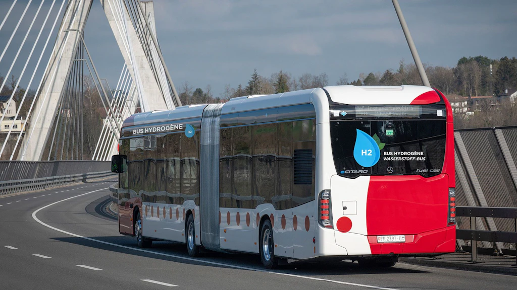 Un bus à hydrogène traverse le pont de la Poya à Fribourg.