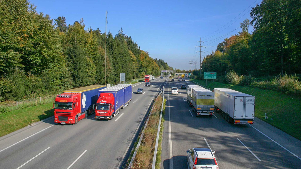 File de camions sur l’autoroute A1 au Grauholz près de Berne