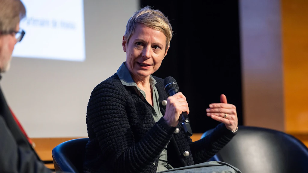Christa Hostettler au micro