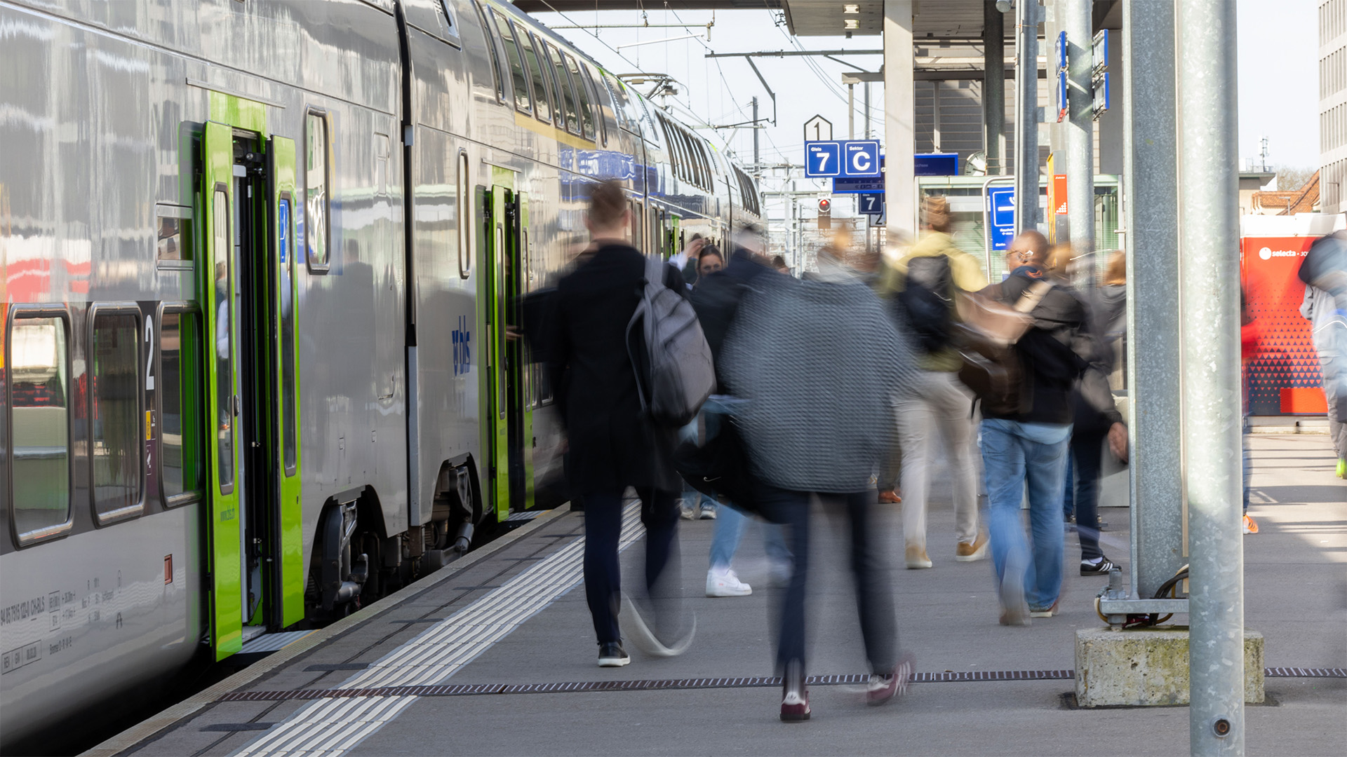 Un RER et des voyageurs à la gare de Wankdorf.