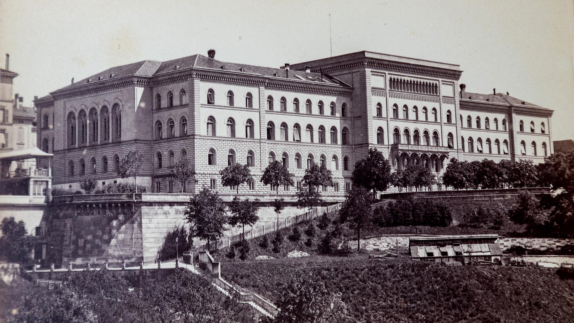 Le Palais fédéral ouest sur une ancienne fotografie