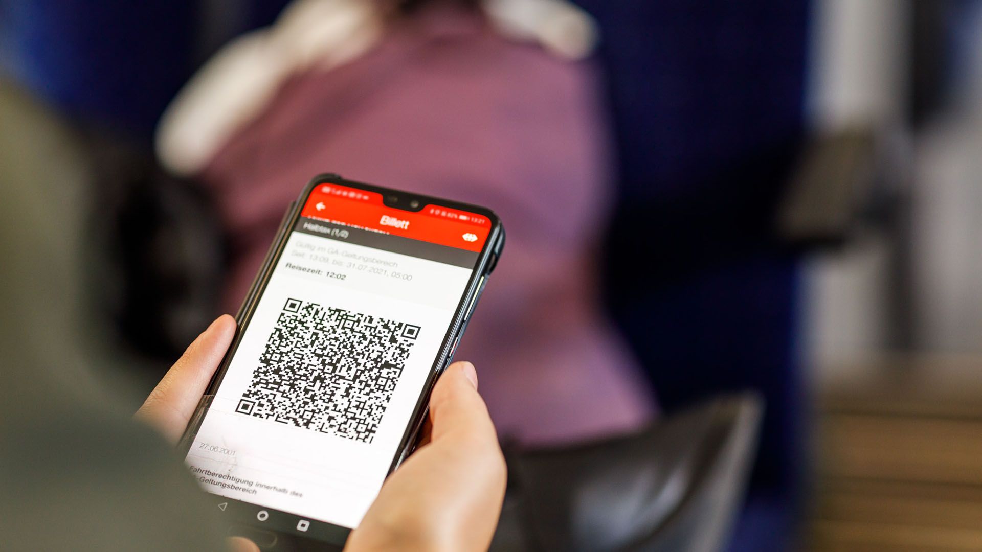 Smartphone avec titre de transport des transports publics sous forme de QR-code