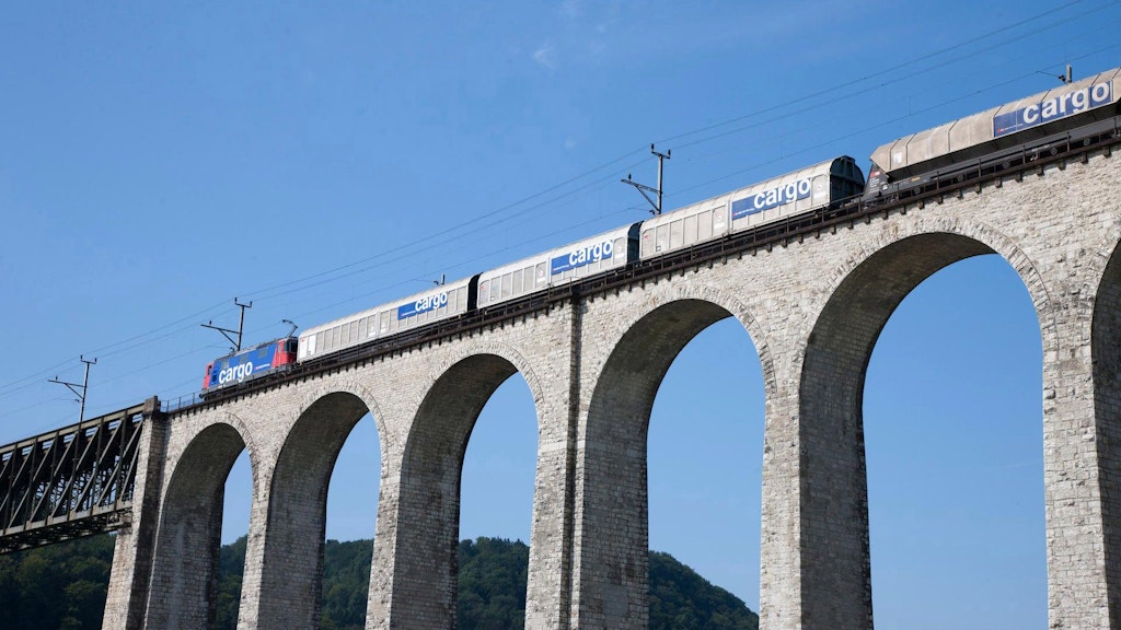 Train marchandises du transport par wagons complets isolés.