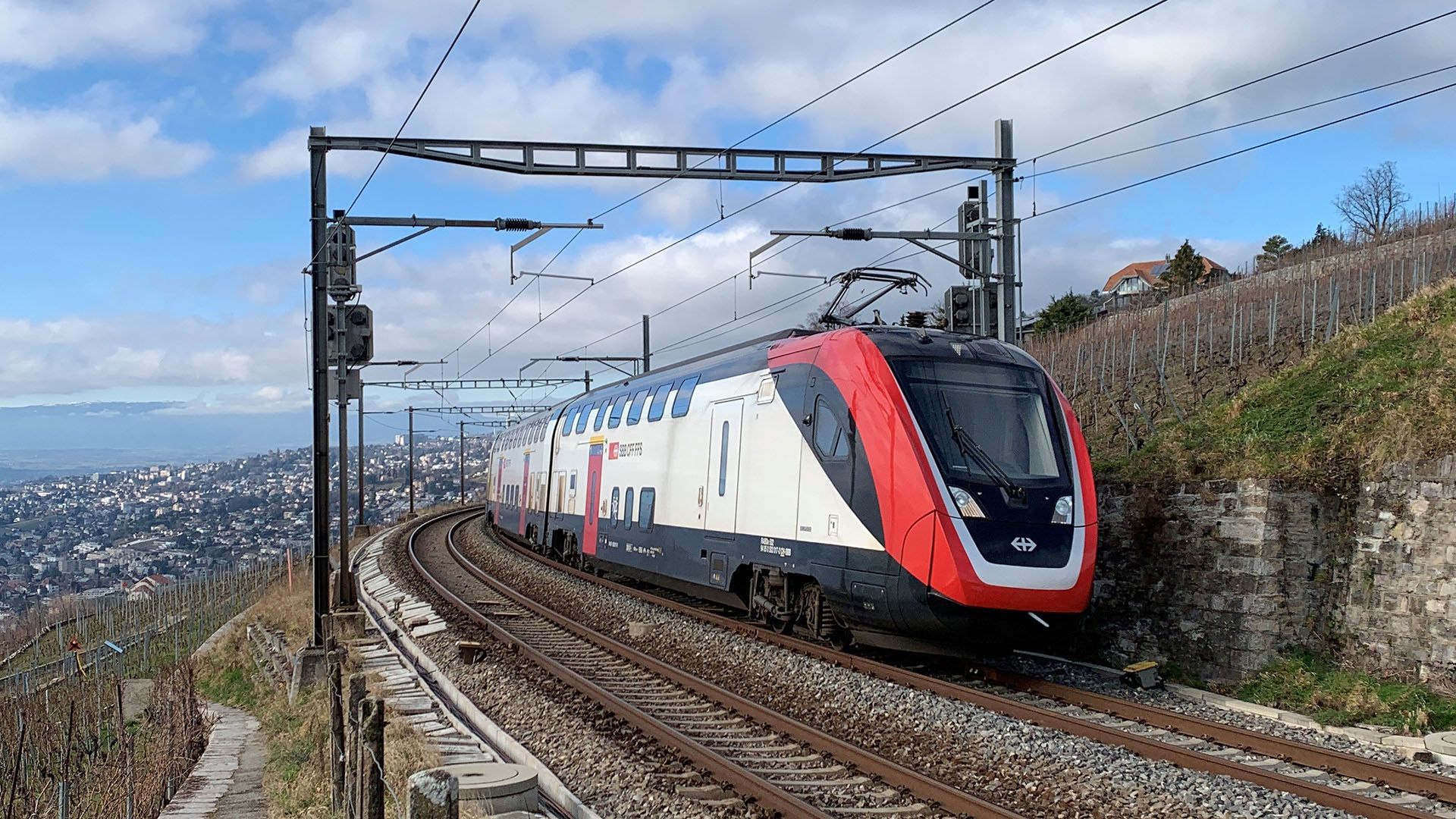 Un train à deux étages des CFF franchit un virage