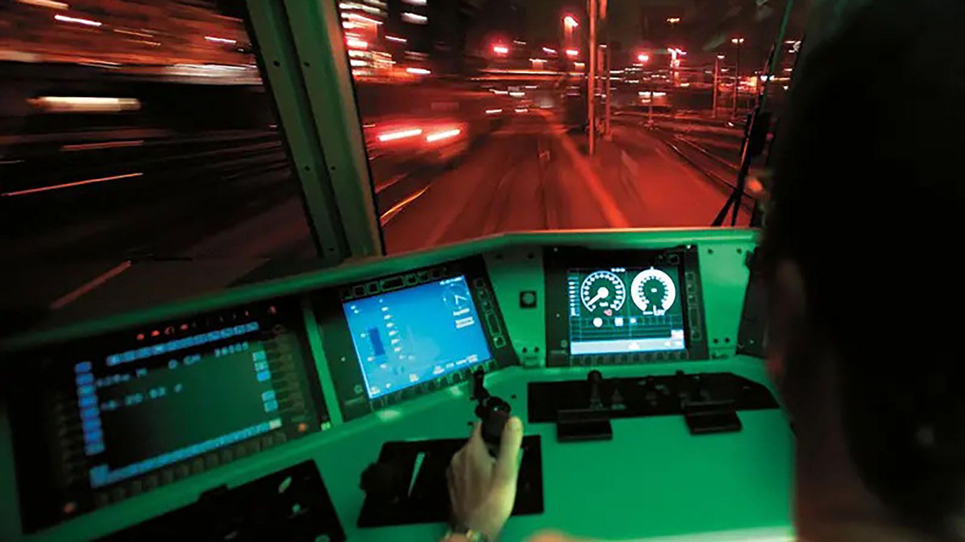 Vue de la cabine de conduite d’une locomotive équipée d’écrans pour la signalisation en cabine.