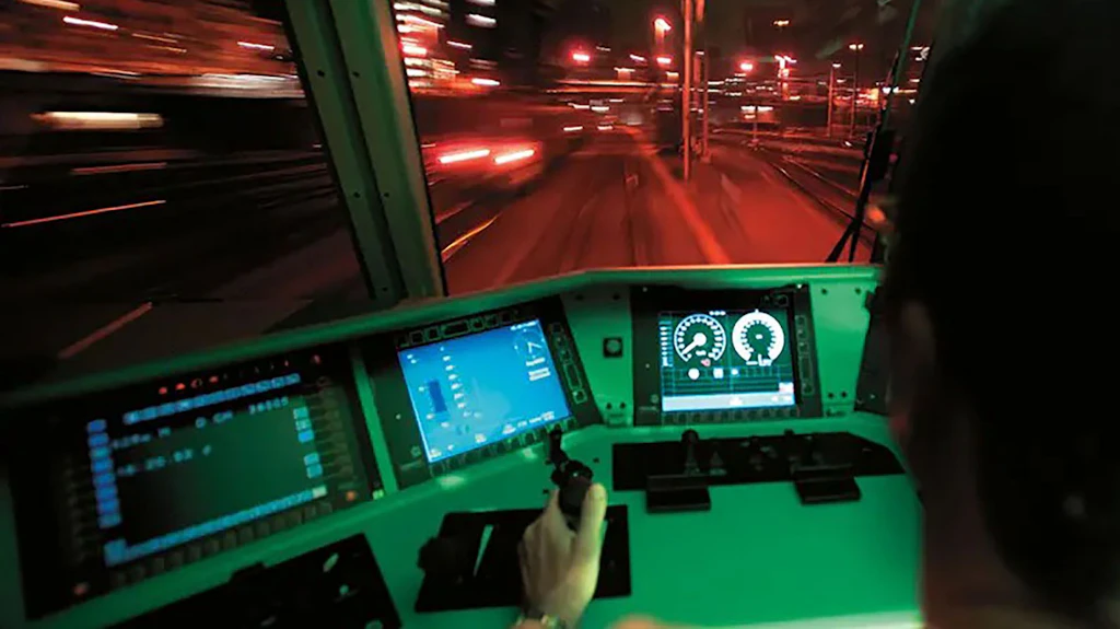 Vue de la cabine de conduite d’une locomotive équipée d’écrans pour la signalisation en cabine.