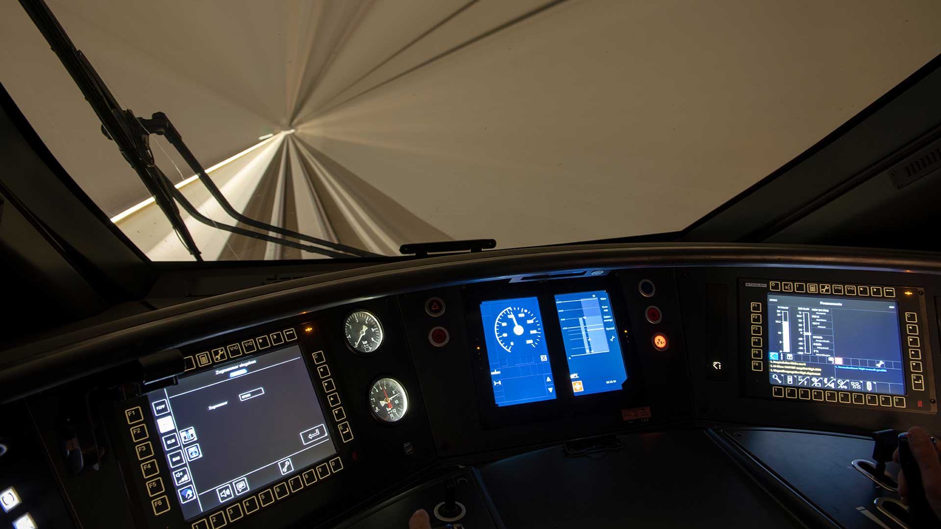 Cabine de conduite, dotée de plusieurs écrans, d’un Giruno dans le tunnel de base du Ceneri.