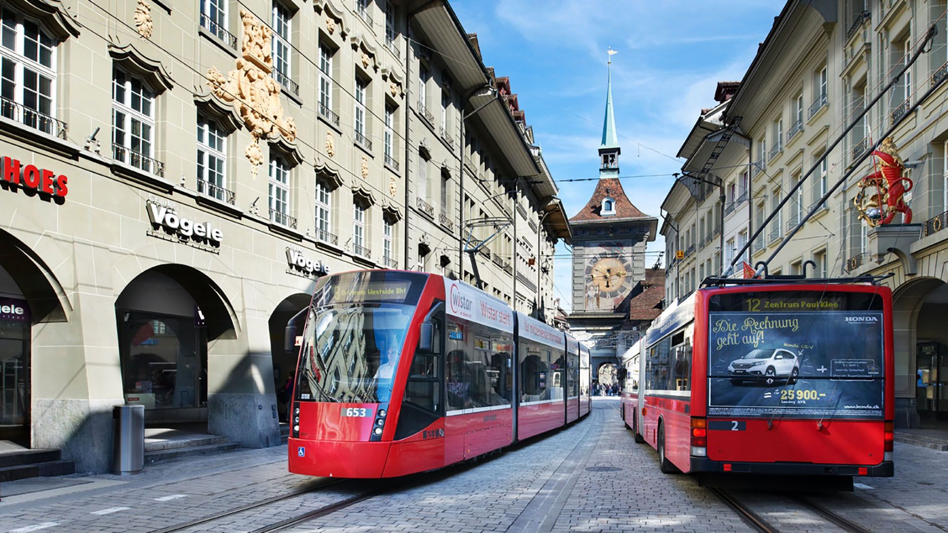 Un tram et un bus de Bernmobil se croisent dans le centre-ville de Berne.