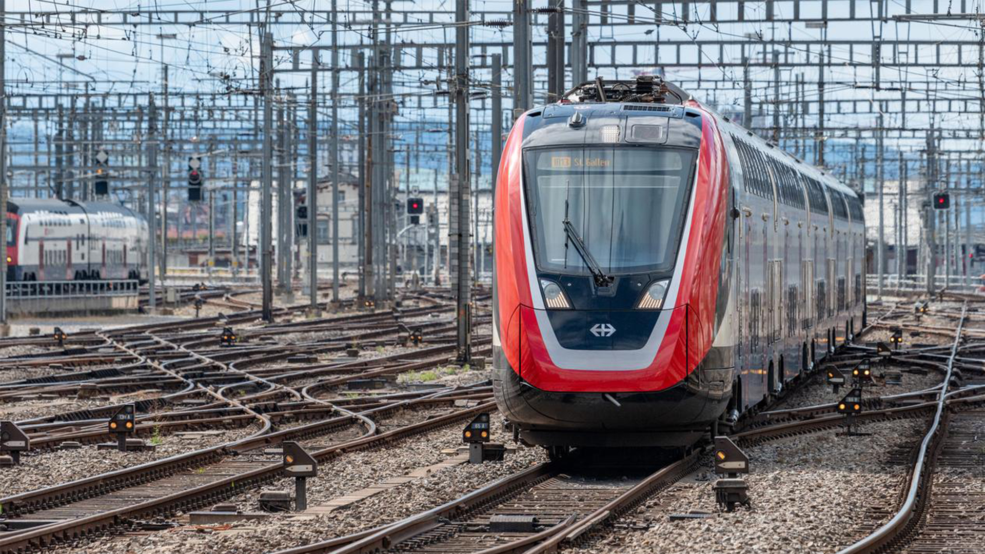 Le nouveau train à deux étages des CFF pour le transport grandes lignes.