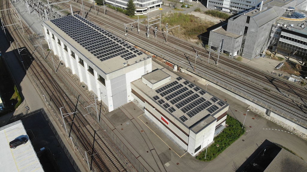 Une installation photovoltaïque sur un bâtiment d'entretien